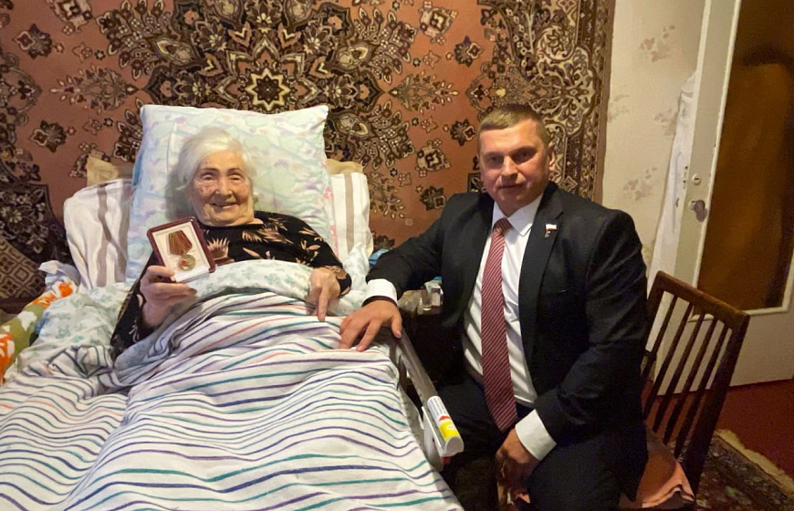 Евпаторийским ветеранам вручили юбилейные медали к 80-летию Победы